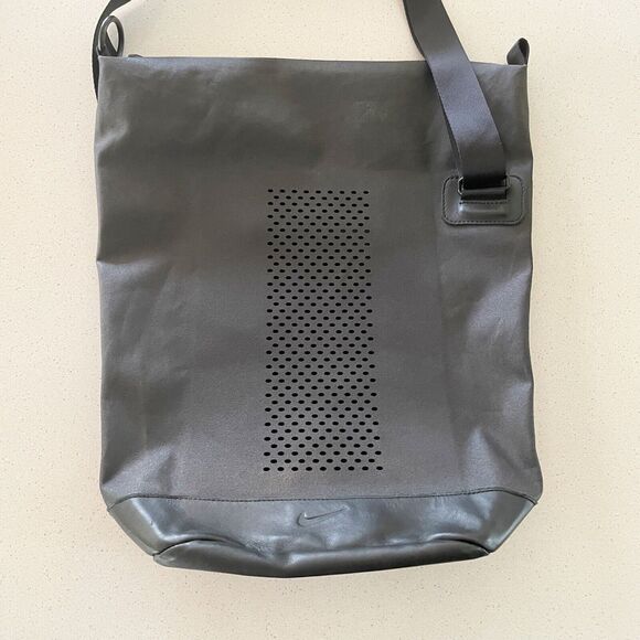 NIKE Perforated Messenger Bag Bucket Bag Black Coated Canvas - Picture 2 of 9